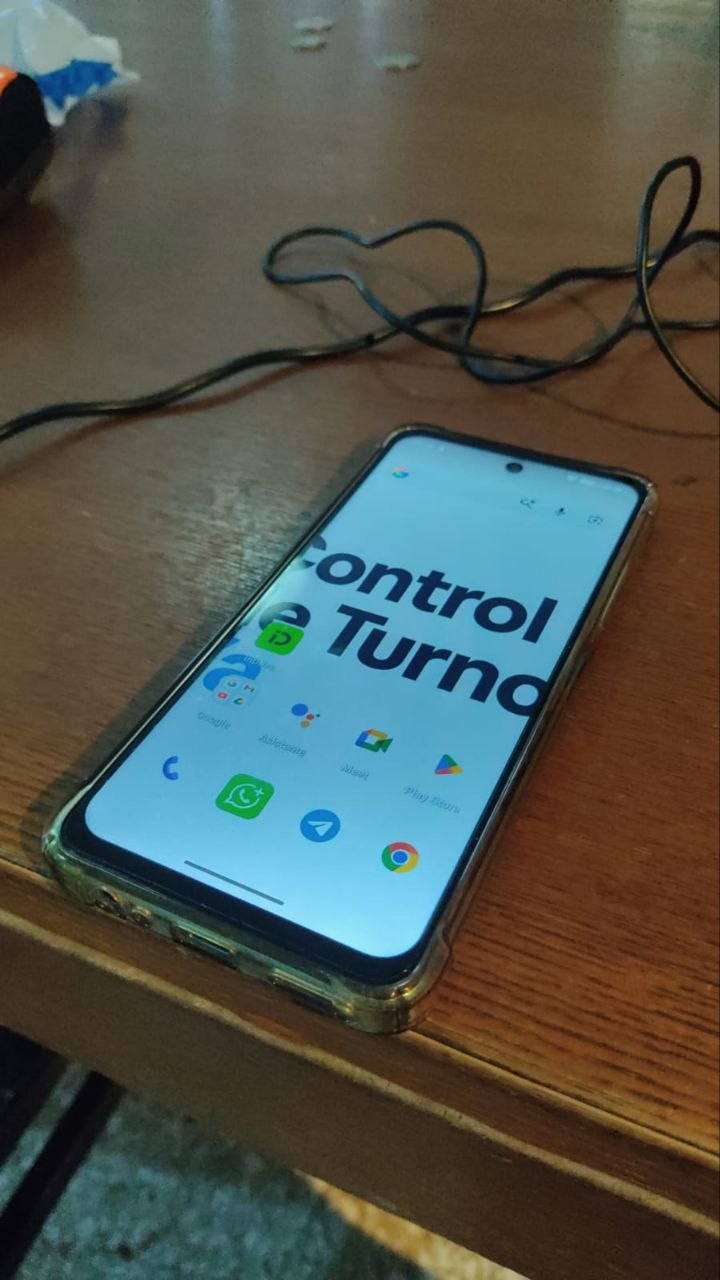 Celular para controlar sistema de control de turnos en empresas